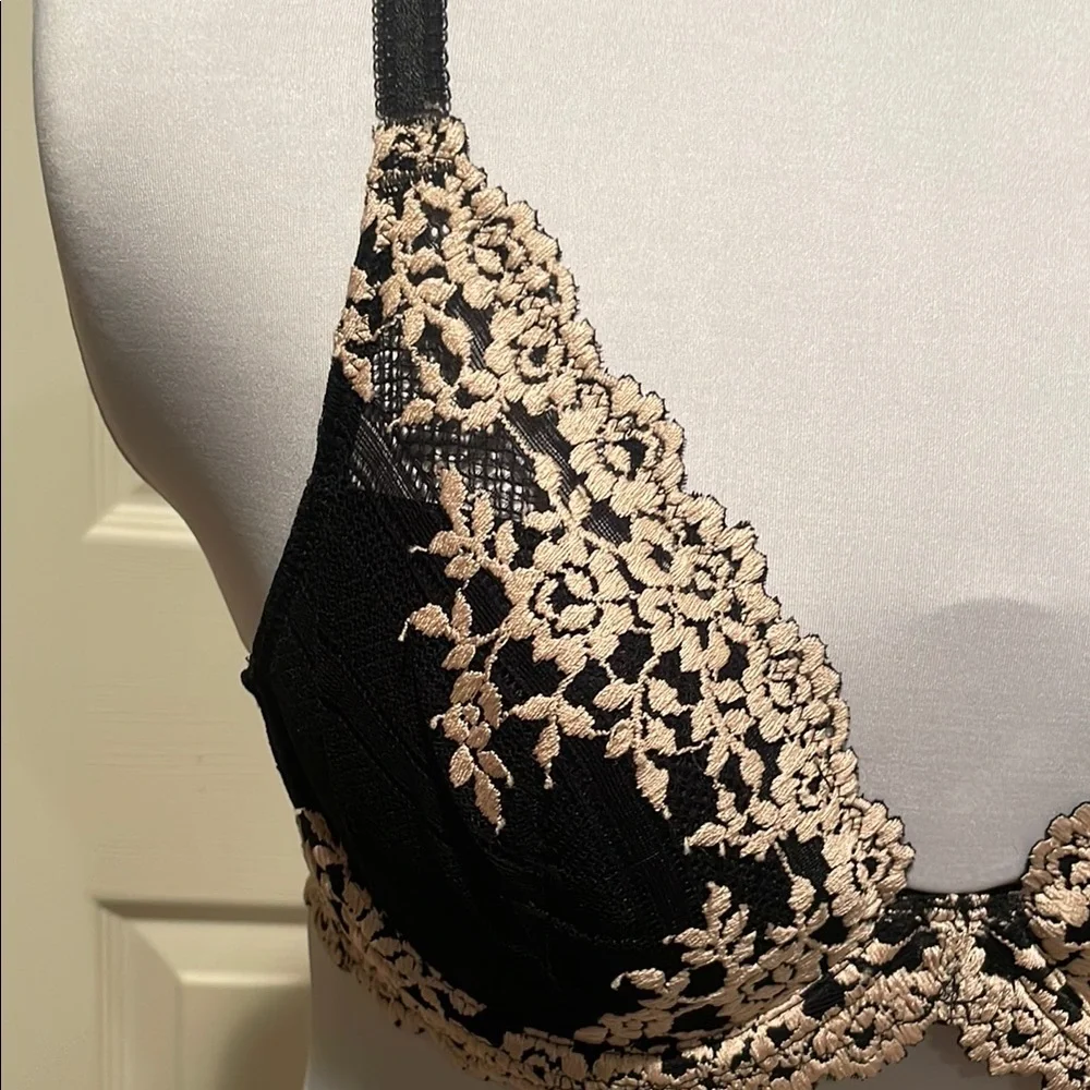 Wacoal Black and Cream Lace Full-Coverage Bra - Picture 6 of 7